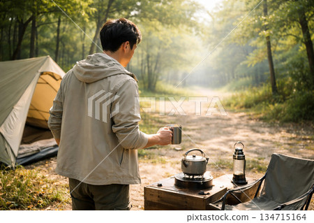 清晨獨自露營 | 日本男子背對鏡頭，肩膀特寫 134715164