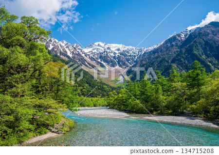 清爽的上高地「梓川清澈的河水和穗高山脈」(長野縣松本市) 清爽的上高地「梓川清澈的河水和穗高山脈」(長野縣松本市) 134715208