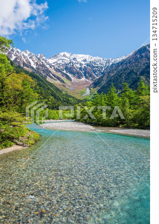 清爽的上高地「梓川清澈的河水和穗高山脈」(長野縣松本市) 清爽的上高地「梓川清澈的河水和穗高山脈」(長野縣松本市) 134715209