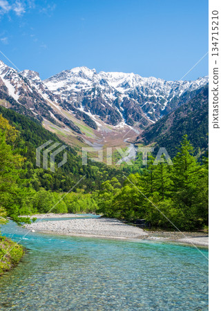 清爽的上高地「梓川清澈的河水和穗高山脈」(長野縣松本市) 清爽的上高地「梓川清澈的河水和穗高山脈」(長野縣松本市) 134715210