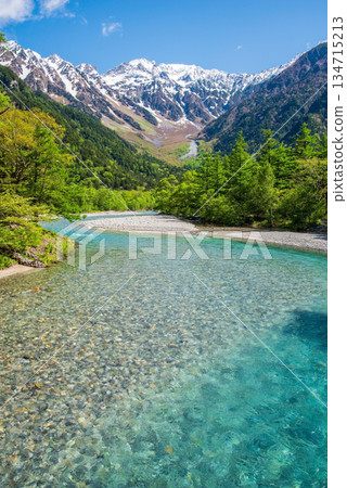 清爽的上高地「梓川清澈的河水和穗高山脈」(長野縣松本市) 清爽的上高地「梓川清澈的河水和穗高山脈」(長野縣松本市) 134715213