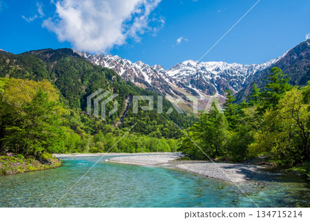 清爽的上高地「梓川清澈的河水和穗高山脈」(長野縣松本市) 清爽的上高地「梓川清澈的河水和穗高山脈」(長野縣松本市) 134715214