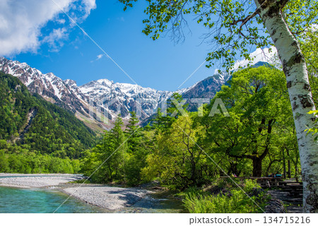 Refreshing Kamikochi "Clear Waters of the Azusa River and the Hotaka Mountain Range" (Matsumoto City, Nagano Prefecture) 134715216