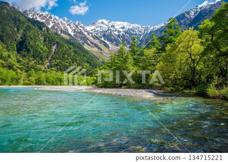 Refreshing Kamikochi "Clear Waters of the Azusa River and the Hotaka Mountain Range" (Matsumoto City, Nagano Prefecture) 134715221