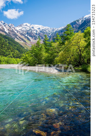 清爽的上高地「梓川清澈的河水和穗高山脈」（長野縣松本市） 134715223