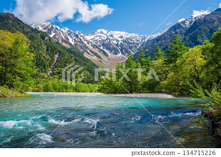 清爽的上高地「梓川清澈的河水和穗高山脈」（長野縣松本市） 134715226