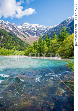 清爽的上高地「梓川清澈的河水和穗高山脈」(長野縣松本市) 清爽的上高地「梓川清澈的河水和穗高山脈」(長野縣松本市) 134715227