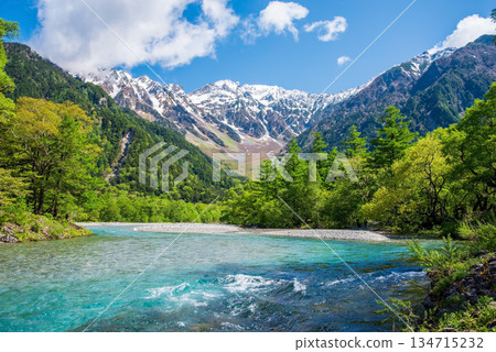 Refreshing Kamikochi "Clear Waters of the Azusa River and the Hotaka Mountain Range" (Matsumoto City, Nagano Prefecture) 134715232