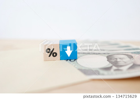 A 10,000 yen bill with blocks indicating interest rate declines and percentage reductions. 134715629