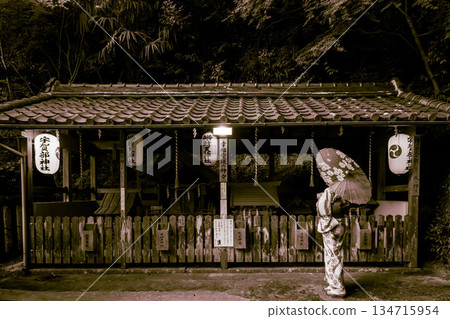 宇賀部神社：古老的建築和身穿浴衣的女子 134715954