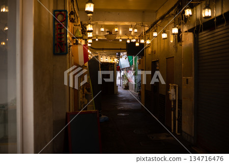 商業街小巷裡裝飾著五彩繽紛的燈籠。 134716476
