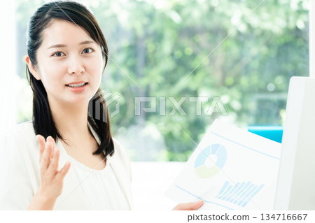 Business woman explaining materials 134716667