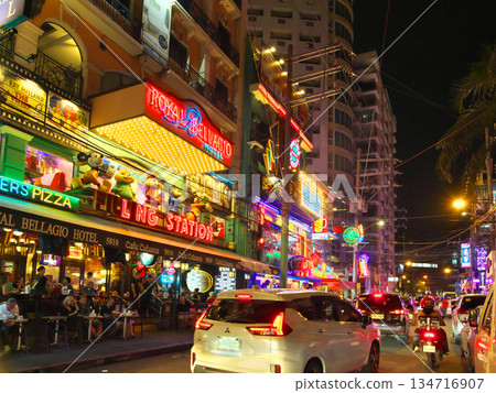 菲律賓在行動－馬尼拉城市景觀中繁華的布爾戈斯街的夜景（2025 年 5 月） 134716907