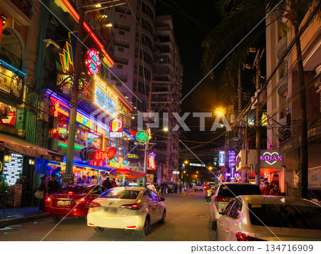 菲律賓在行動－馬尼拉城市景觀中繁華的布爾戈斯街的夜景（2025 年 5 月） 134716909