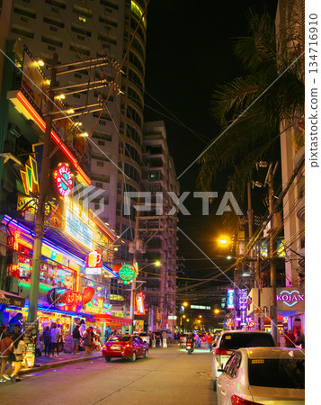 菲律賓在行動－馬尼拉城市景觀中繁華的布爾戈斯街的夜景（2025 年 5 月） 134716910