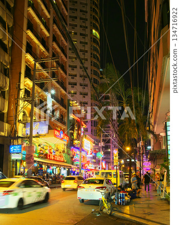菲律賓在行動－馬尼拉城市景觀中繁華的布爾戈斯街的夜景（2025 年 5 月） 134716922