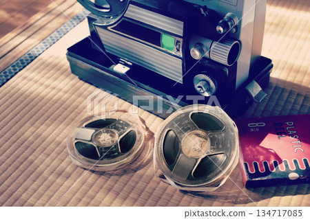 復古8毫米放映機和膠片 134717085
