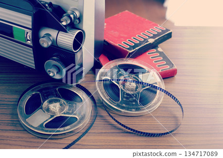 復古8毫米放映機和膠片 134717089