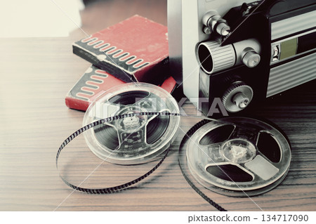 復古8毫米放映機和膠片 134717090