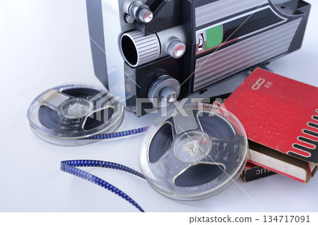 復古8毫米放映機和膠片 134717091