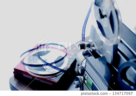 復古8毫米放映機和膠片 134717097