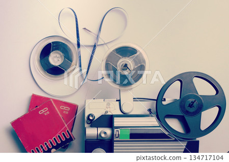 復古8毫米放映機和膠片 134717104