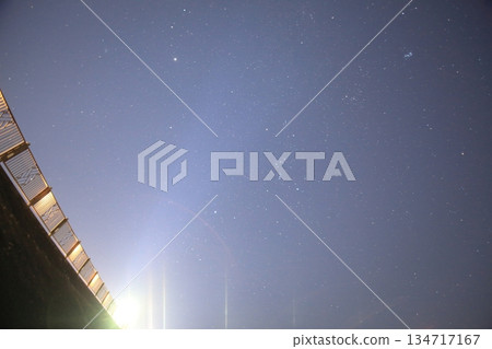 雙子座流星雨中，一顆流星斜向獵戶座下方劃過。 134717167