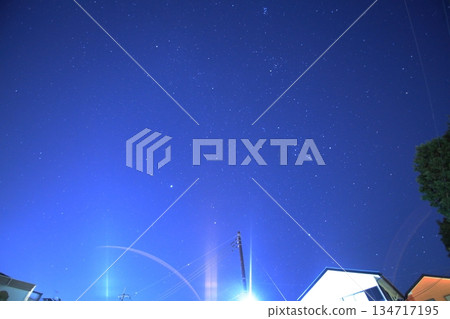 雙子座流星雨出現在居民區，流星劃過木星左側。 134717195