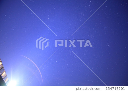 一顆流星斜向劃過雙子座流星雨的左側 134717201