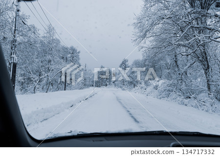 在雪路上行駛,從副駕駛座看到的景色 b-2 冷色調 在雪路上行駛,從副駕駛座看到的景色 b-2 冷色調 134717332