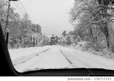 在雪路上行駛，從副駕駛座看到的景象，B-3單色照片 134717333