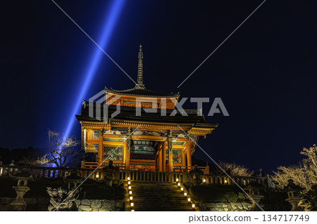 春日里燈火輝煌的清水寺 134717749