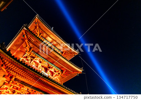 春日里燈火輝煌的清水寺 春日里燈火輝煌的清水寺 134717750