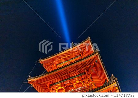 春日里燈火輝煌的清水寺 134717752