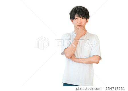 一位年輕的亞洲男子手托下巴(思考、考慮、擔憂、選擇、煩惱、憂慮) 一位年輕的亞洲男子手托下巴(思考、考慮、擔憂、選擇、煩惱、憂慮) 134718231