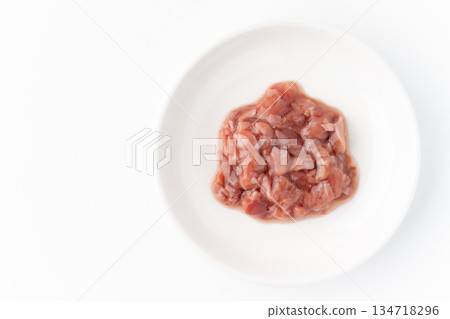 白色背景上的鰹魚酒粕盤 134718296