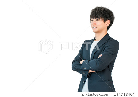 一位身穿夾克、雙臂交叉的年輕亞洲商人 一位身穿夾克、雙臂交叉的年輕亞洲商人 134718404