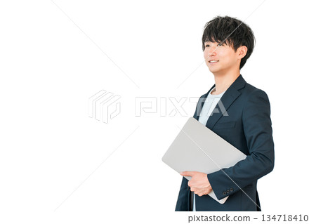 數位原生世代的年輕人，擁有一台電腦 134718410