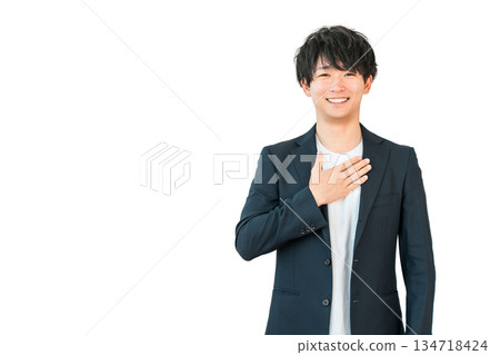 穿著夾克微笑的年輕亞洲男性商人(真誠、信任、真誠、善良、自信、真誠) 穿著夾克微笑的年輕亞洲男性商人(真誠、信任、真誠、善良、自信、真誠) 134718424