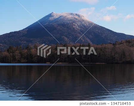 深秋清晨的奧坎山 134718453