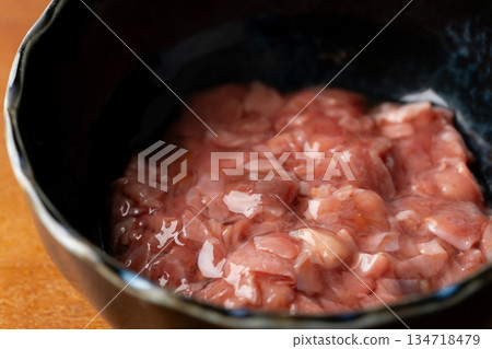 小碗中鰹魚酒粕的特寫 小碗中鰹魚酒粕的特寫 134718479