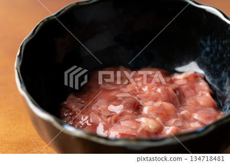 小碗中鰹魚酒粕的特寫 134718481