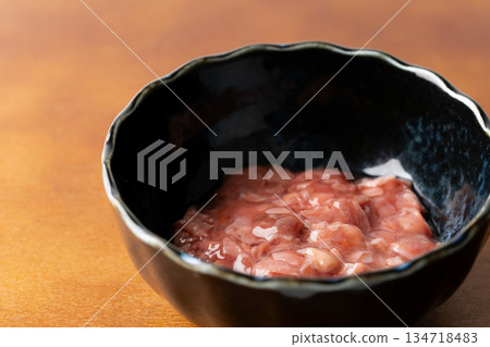 小碗中鰹魚酒粕的特寫 小碗中鰹魚酒粕的特寫 134718483