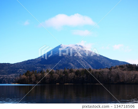 Mount Oakan in the early morning of late autumn Mount Oakan in the early morning of late autumn 134718506