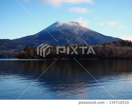 深秋清晨的奧坎山 134718520