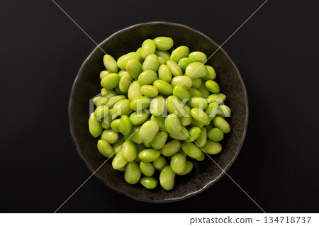 煮熟的去殼毛豆 134718737