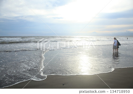 海上的日落和兩個女人 134718950