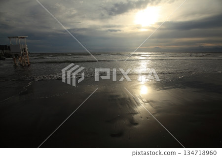 夕陽映照在海面上 夕陽映照在海面上 134718960