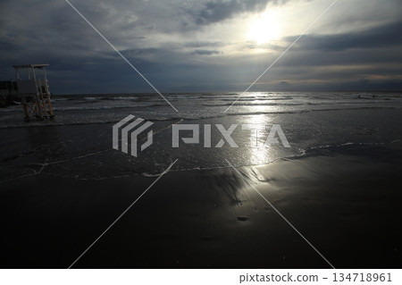 夕陽下的海倒映在海裡 夕陽下的海倒映在海裡 134718961