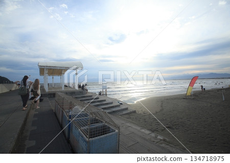 夏天，人們在海邊觀賞大海 134718975